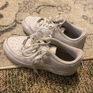 White Nike Air Force ones, size 5.5 in kids so a 7.5 in adults.